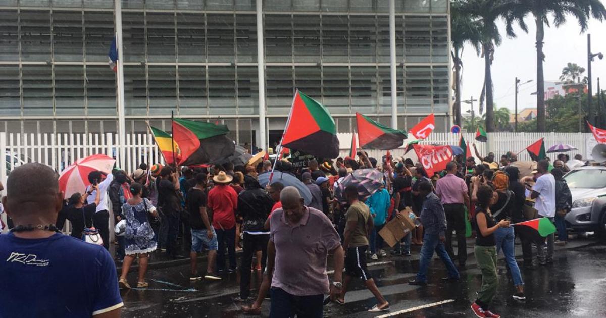     Des heurts émaillent la manifestation de soutien aux 7 militants anti-chlordécone

