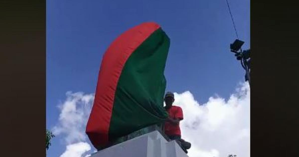     Les membres de Mun recouvrent plusieurs statues sur la Savane

