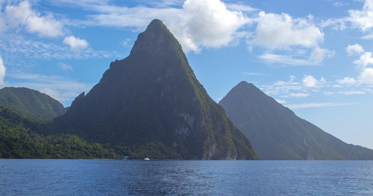     Face aux restrictions de déplacement, la communauté Sainte-Lucienne de Martinique s'organise pour entretenir le lien avec l'île voisine

