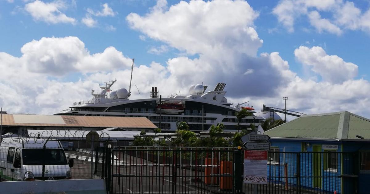     Que faisait le Dumond d'Urville à quai au port de Fort-de-France ?

