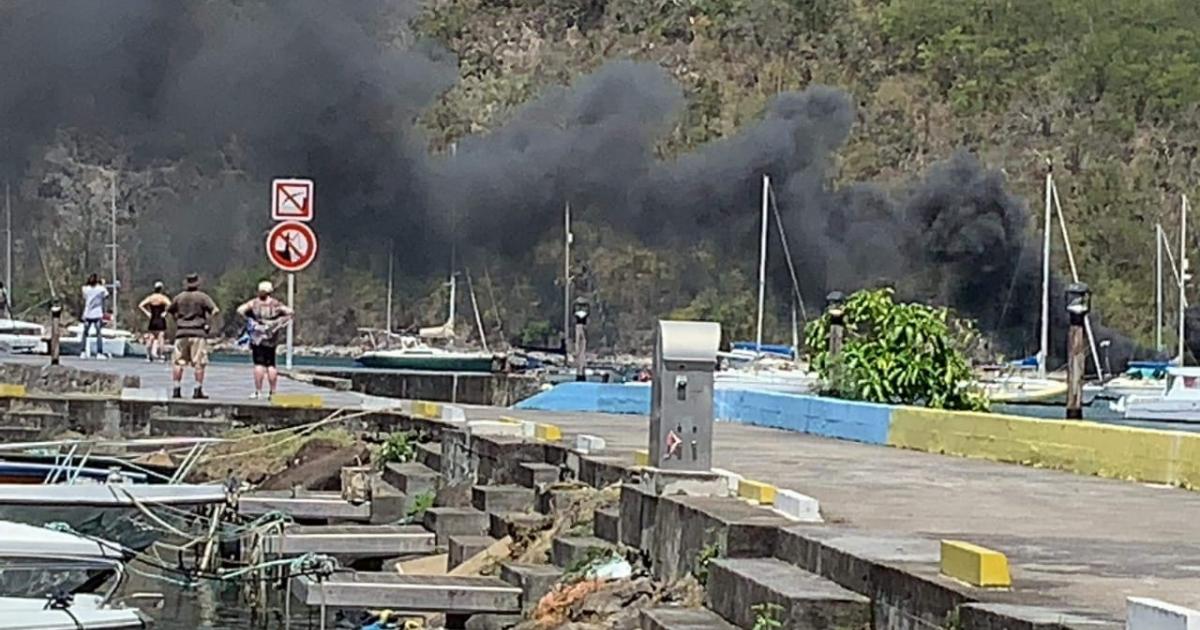     Un voilier en feu à Deshaies

