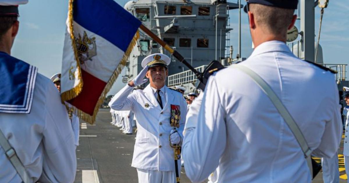     "Le personnel qui sera déployé à terre sera testé préalablement", assure le commandant du Dixmude

