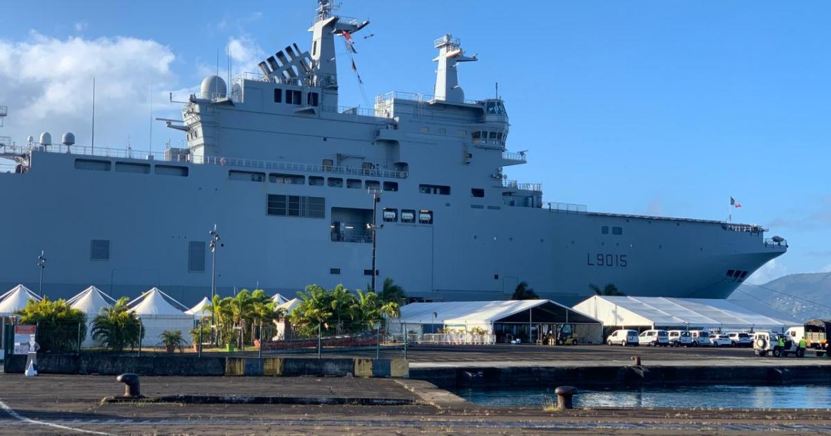     [En images] Le porte-hélicoptères Dixmude au port de Fort-de-France

