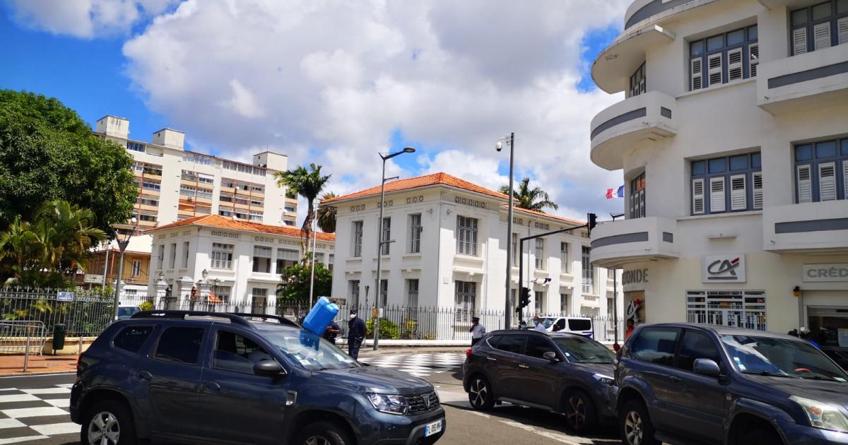     Mobilisation des habitants d’Acajou devant la préfecture

