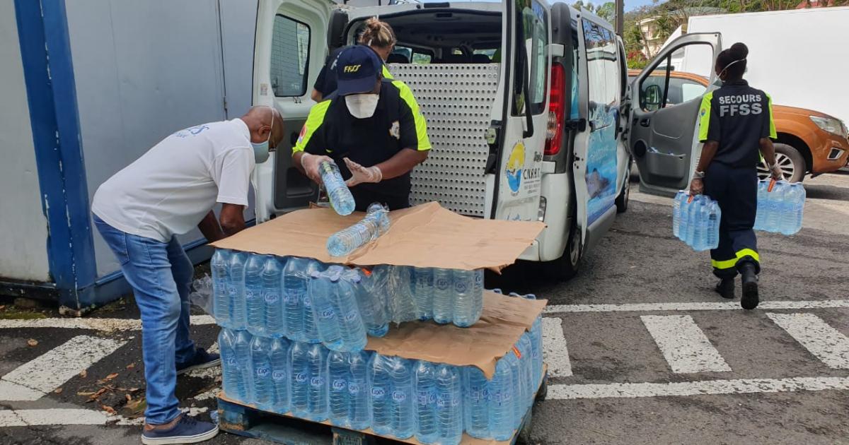     Un don de 80 packs d'eau distribué à des étudiants isolés

