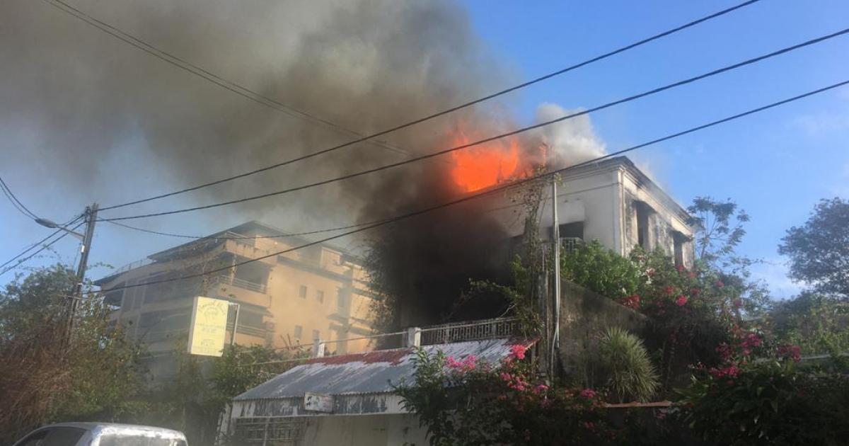     [Vidéos] Une maison inhabitée est la proie des flammes au boulevard de Verdun

