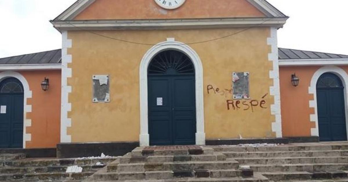     Destruction de deux plaques dédiées à Joséphine et à Léon Papin Dupont sur la façade de l'église des Trois-Îlets

