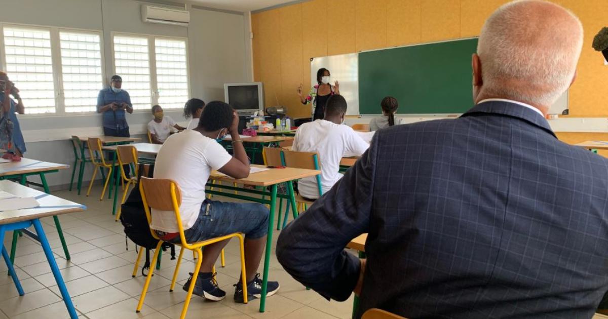 Le recteur participe à un atelier de créole au collège Front de mer