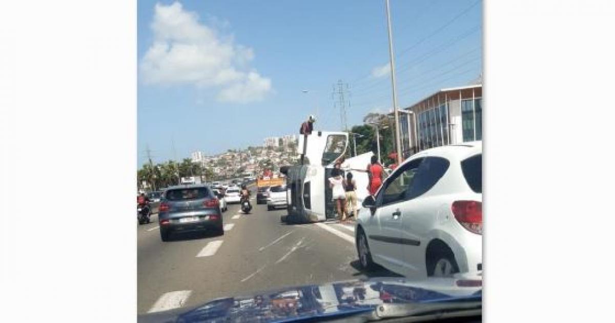     Un véhicule utilitaire se renverse sur l'autoroute

