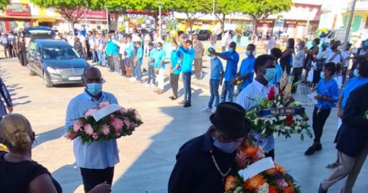     Hommage lors des funérailles d'Ali Ouana au Moule 

