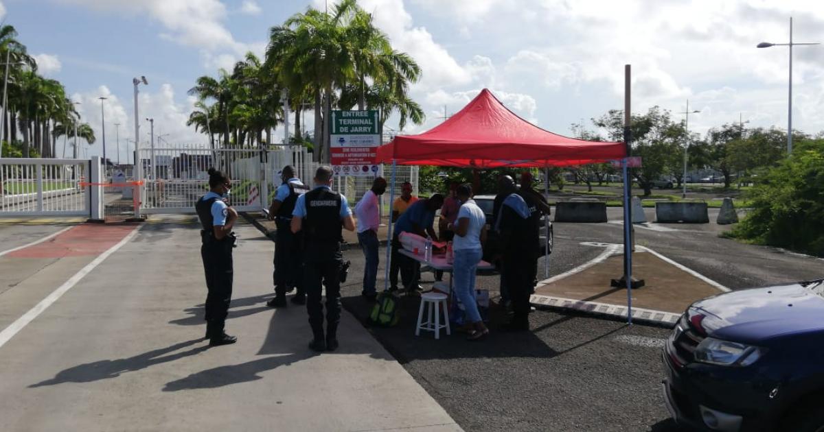     Les agents de sûreté bloquent l'entrée du port de Jarry

