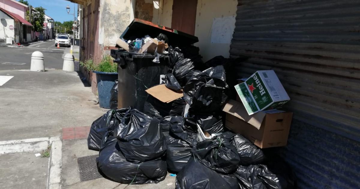     Grève générale et barrages : le ramassage des ordures fortement perturbé en Martinique

