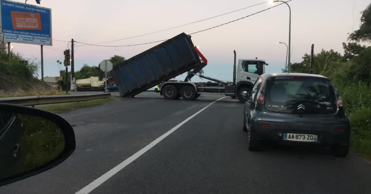     Grève Nicollin Antilles : les barrages s'intensifient 

