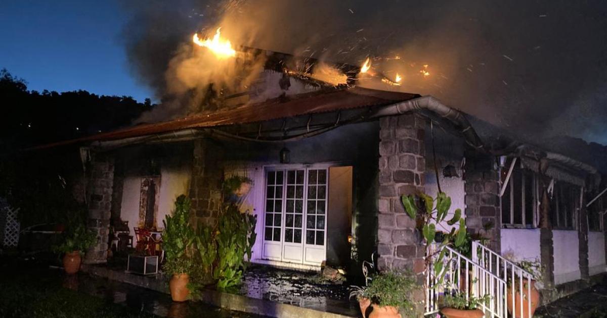     Une maison en bois emportée par les flammes à Gourbeyre

