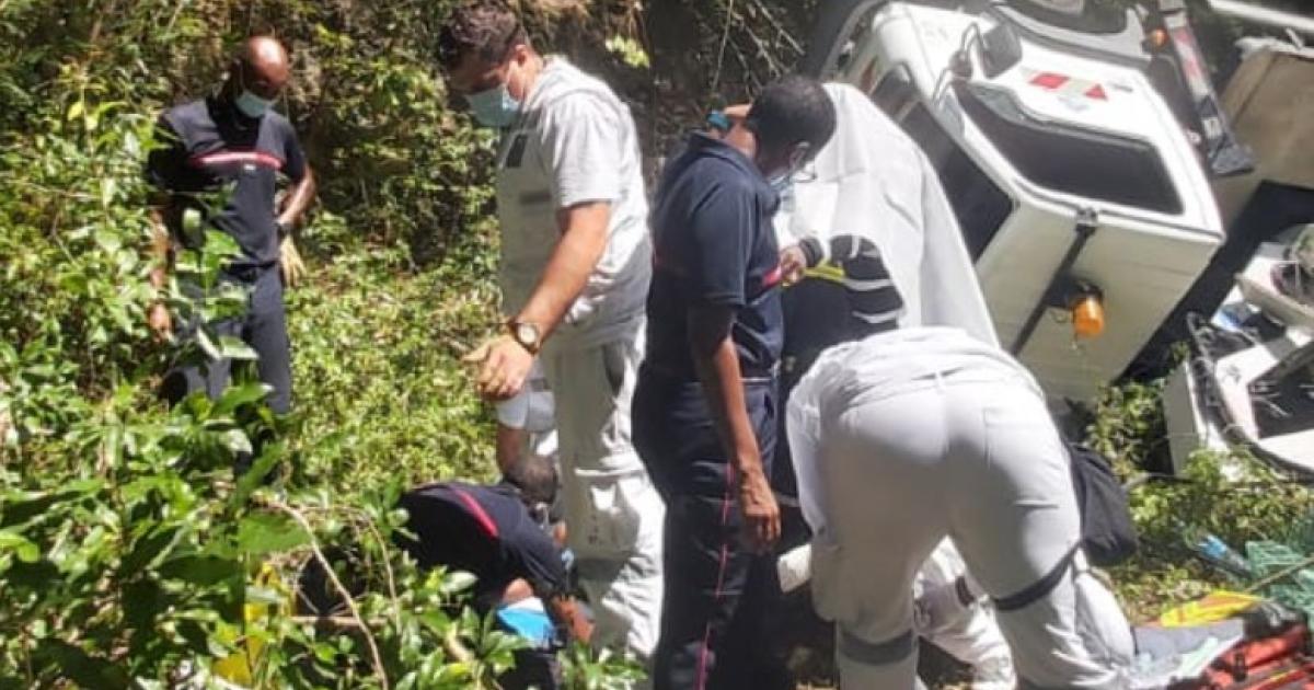 A bucket truck falls into a ditch in Sainte-Anne