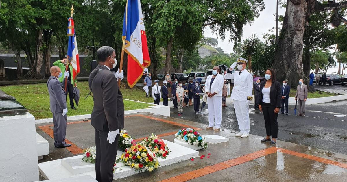     11 novembre : commémoration pluvieuse de l'Armistice sur la savane

