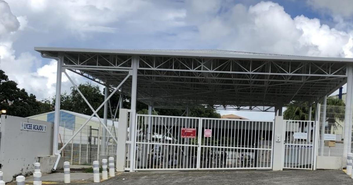     Un adolescent fait une chute de 4 mètres au lycée Acajou 1

