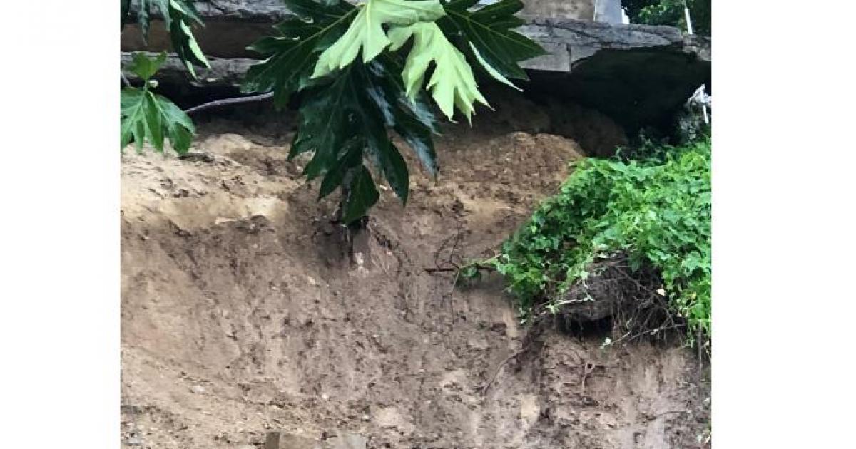     Une maison occupée par deux personnes âgées menace de s'effondrer après un glissement de terrain

