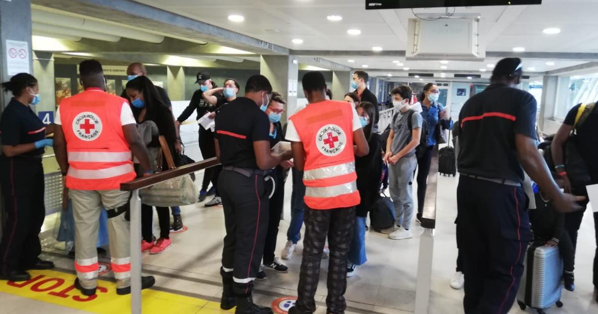     Contrôle des tests passagers à l'arrivée des vols à Pôle Caraïbes 

