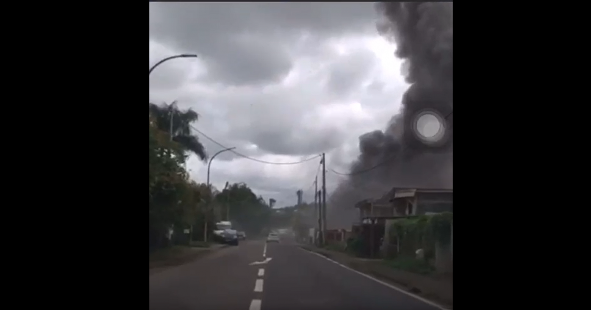     [VIDEO] L'incendie est éteint à Petit-Bourg 

