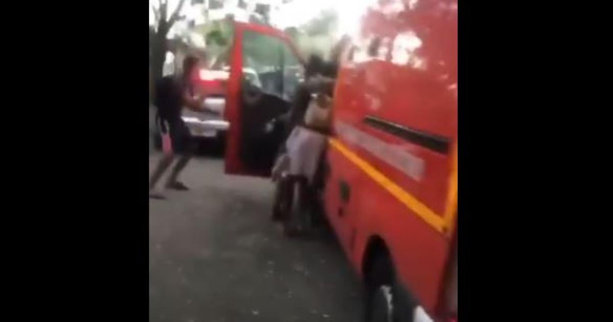     Un camion de pompiers "visité" par des jeunes en pleine intervention

