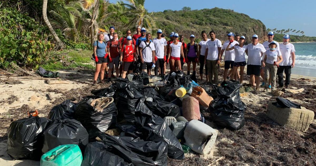     Une collecte des déchets sur le littoral de Cap Chevalier

