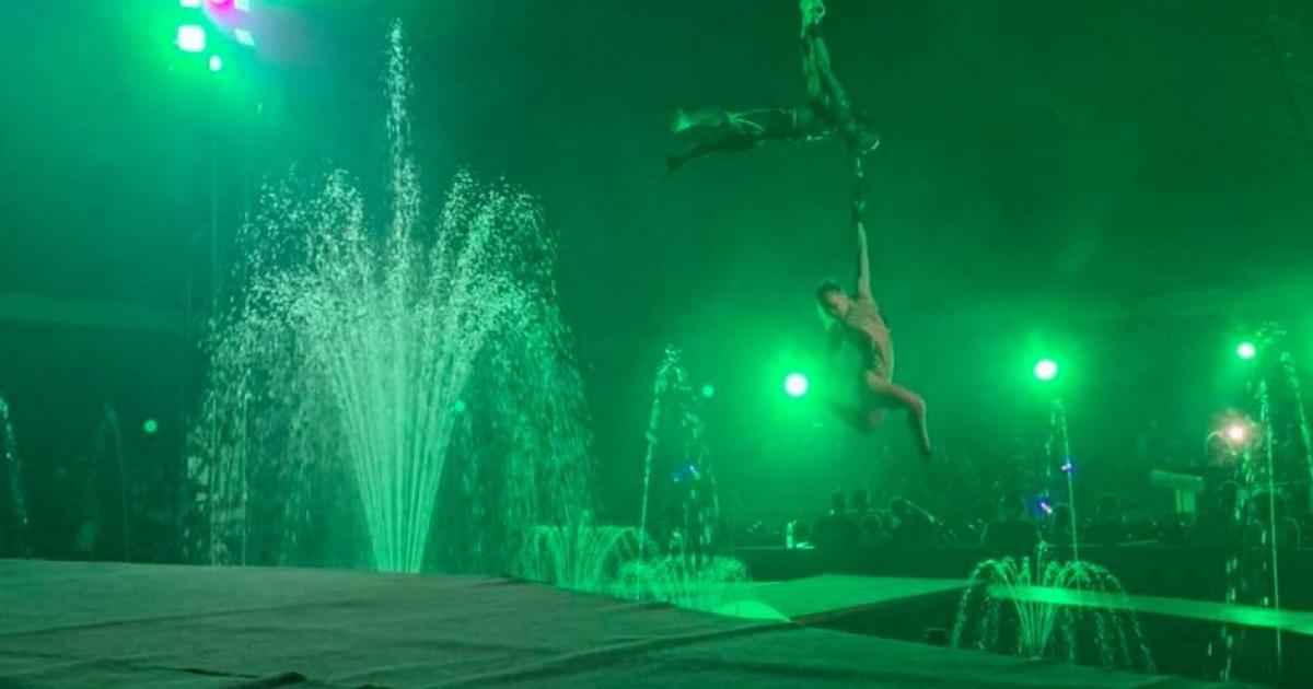     Le cirque Atlantis présente un spectacle aquatique inédit

