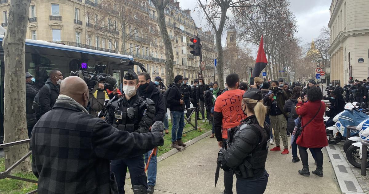     Paris : un meeting d'associations d'Outre-mer empêché par les forces de l'ordre

