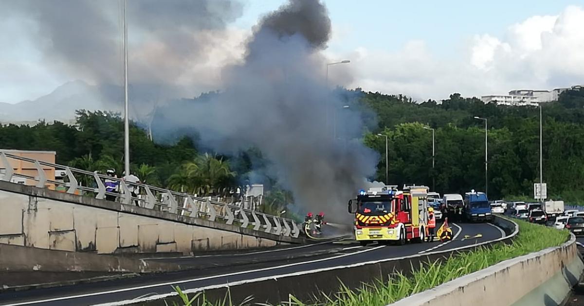     Une voiture en feu sur l'autoroute provoque de gros embouteillages

