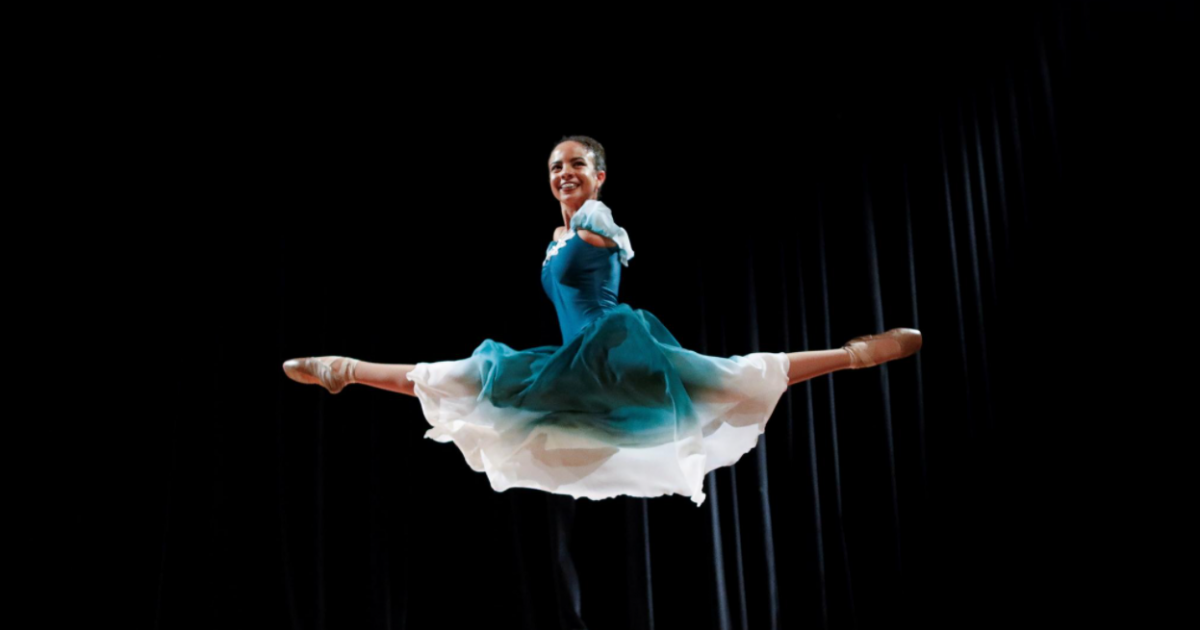     Vitória Bueno Boche, jeune ballerine brésilienne née sans bras, inspire les réseaux sociaux

