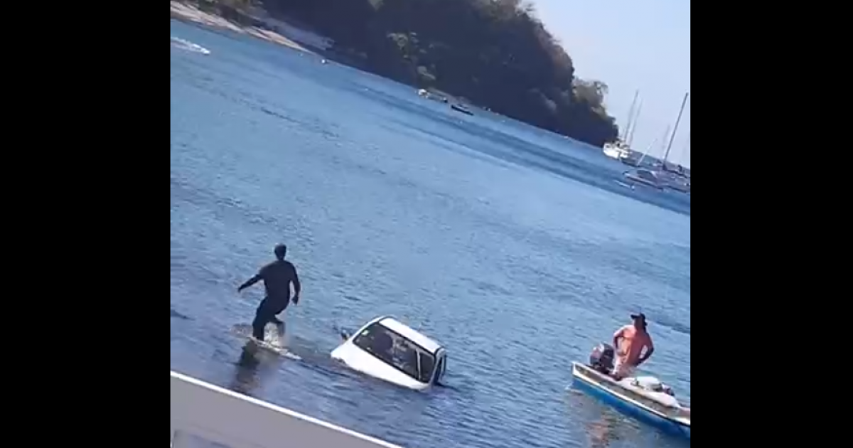     [VIDEO] Une voiture se retrouve dans la baie de Saint-Pierre

