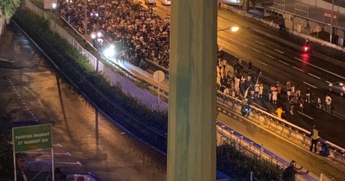     Une portion de l'autoroute prise d'assaut par des centaines de carnavaliers

