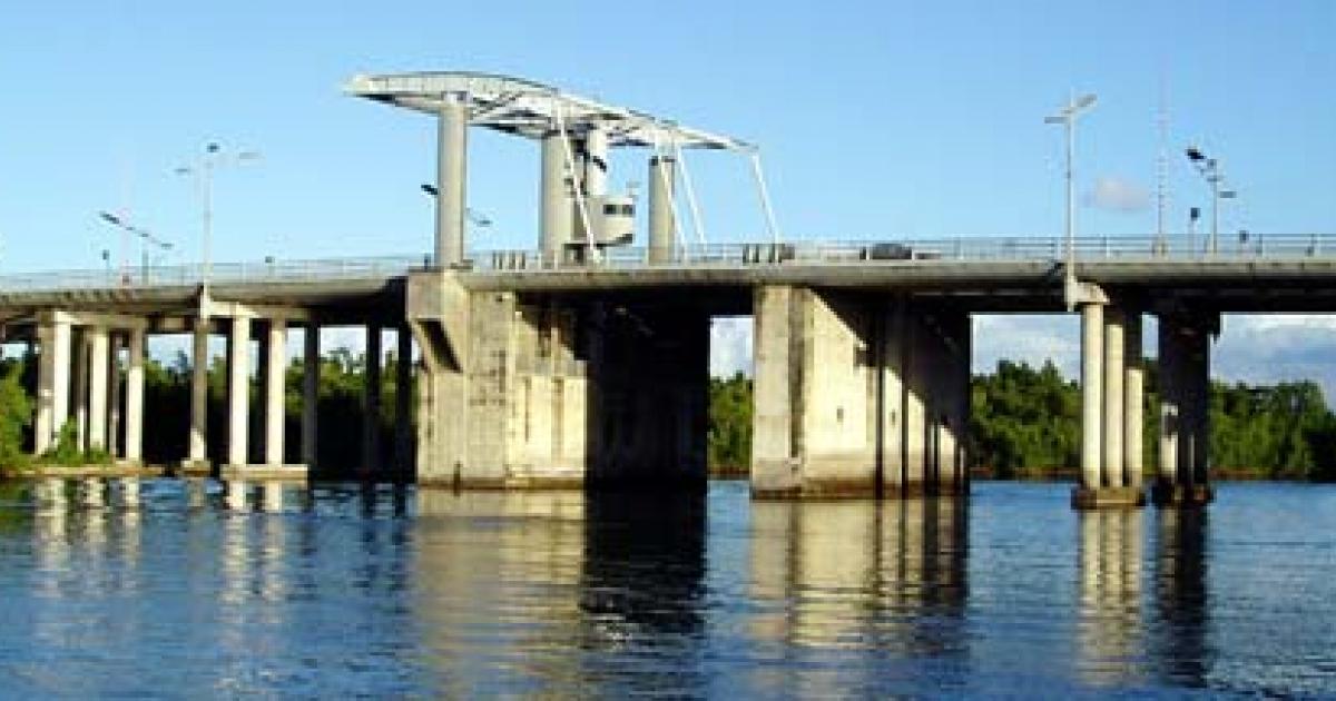     Une épave de voiture sous le pont de l'Alliance 

