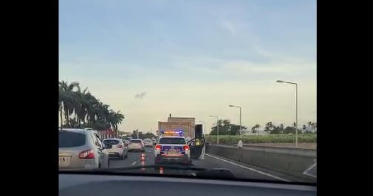     Camion en panne sur l'autoroute : des embouteillages monstres en direction de Fort-de-France

