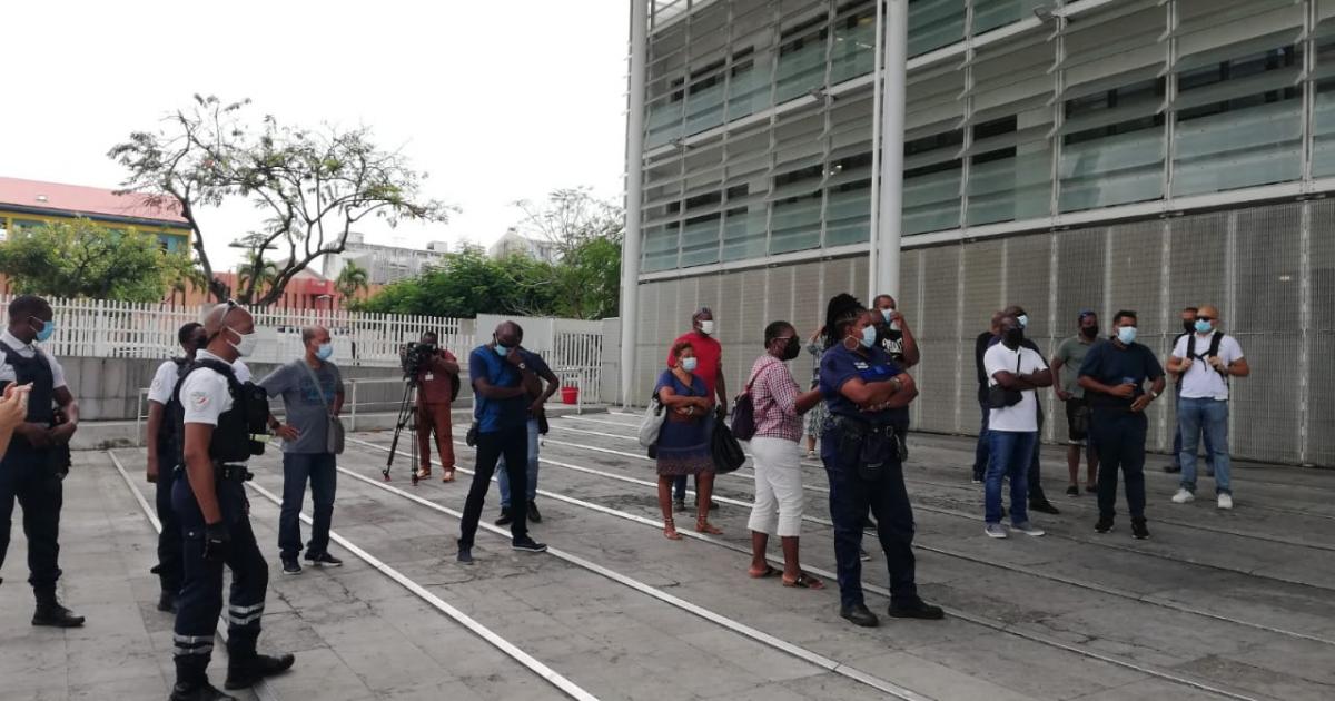     Des fonctionnaires de police en colère devant le tribunal de Fort-de-France

