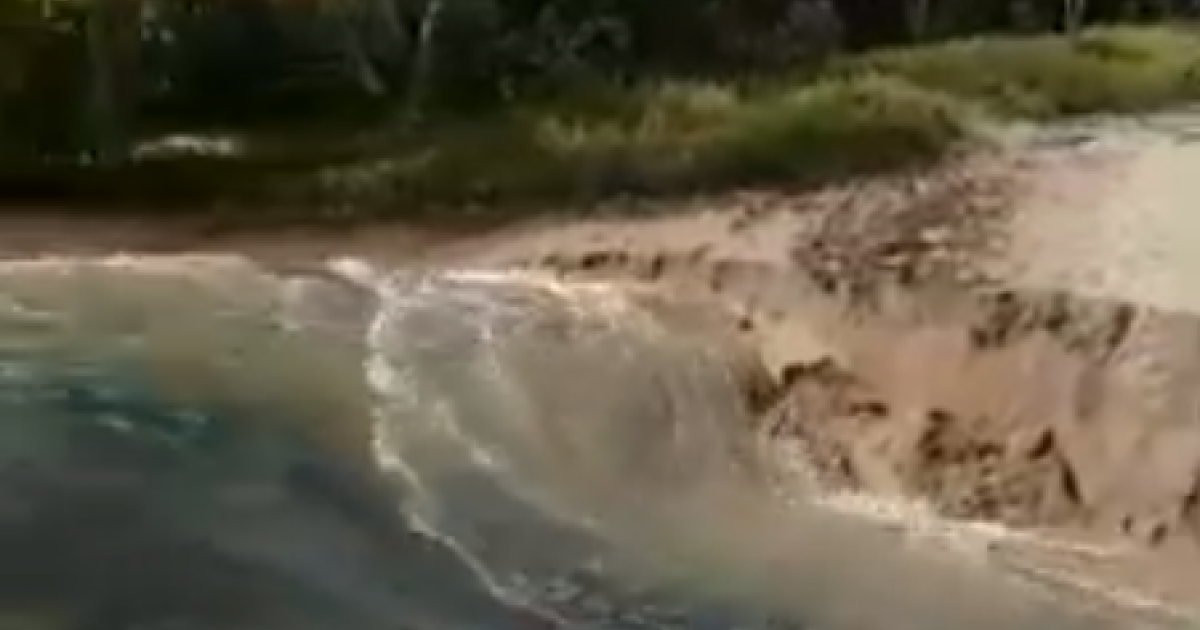     [Vidéo] Trinité : une rupture de canalisation d'eau engendre un torrent impressionnant

