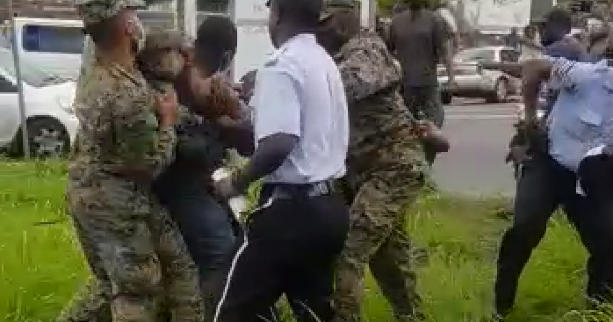     [VIDEO] Un mouvement de protestation des chauffeurs de bus dégénère à la Dominique

