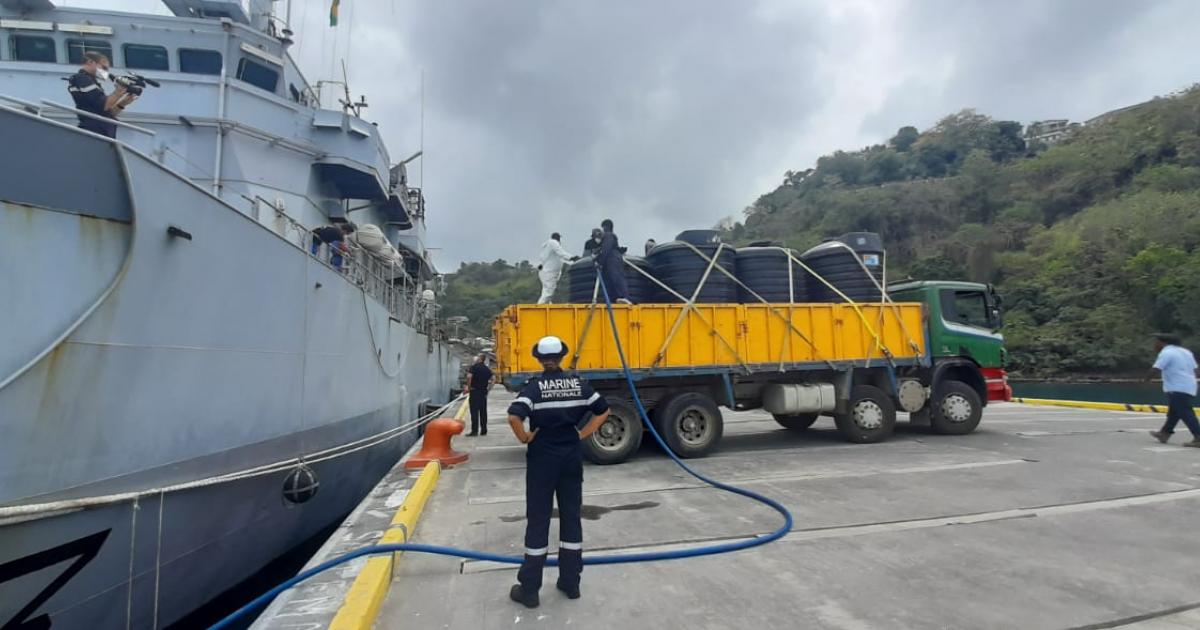     [Vidéo] Le Ventôse débarque ses tonnes de matériel à Saint-Vincent

