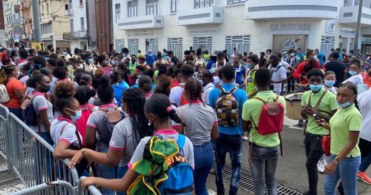     [Vidéos] Des lycéens manifestent en faveur des cours en distanciel

