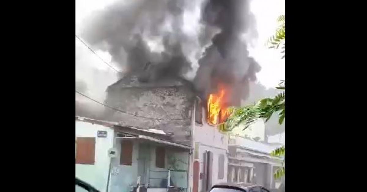     Un incendie menace de se propager dans le bourg de Saint-Pierre

