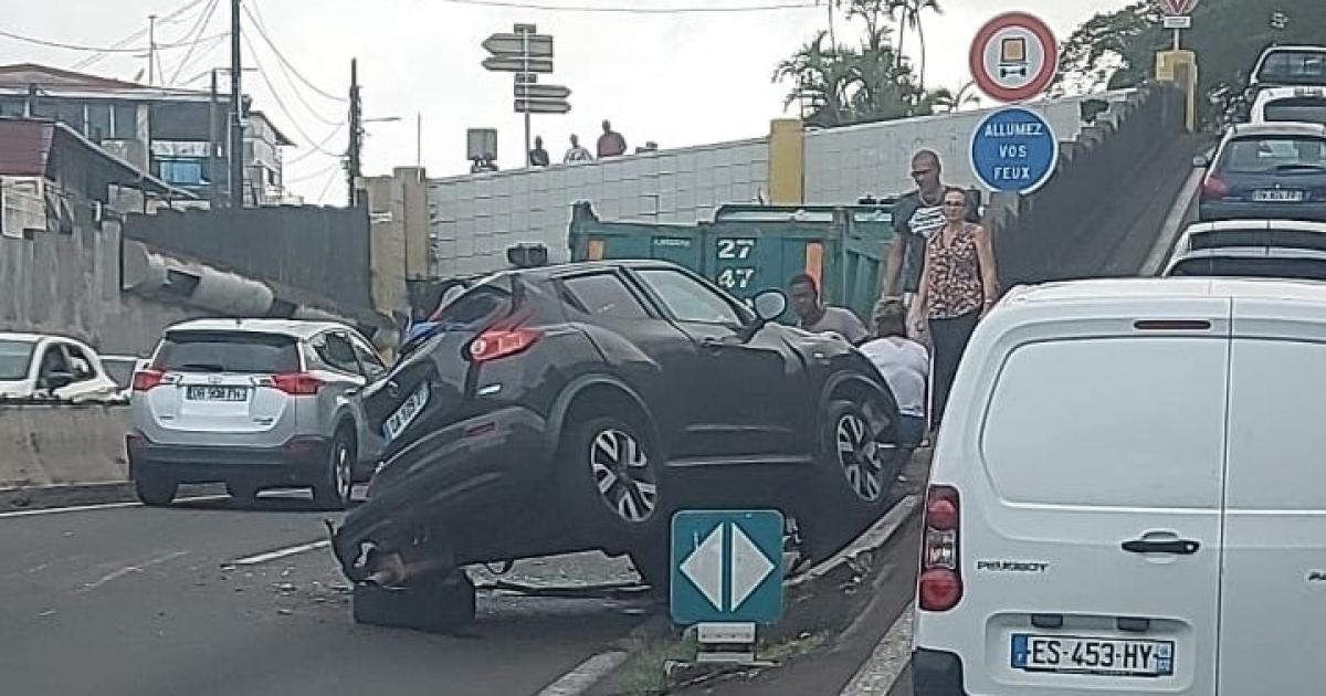     Un accident entre un poids lourd et une voiture sur la rocade fait un blessé léger

