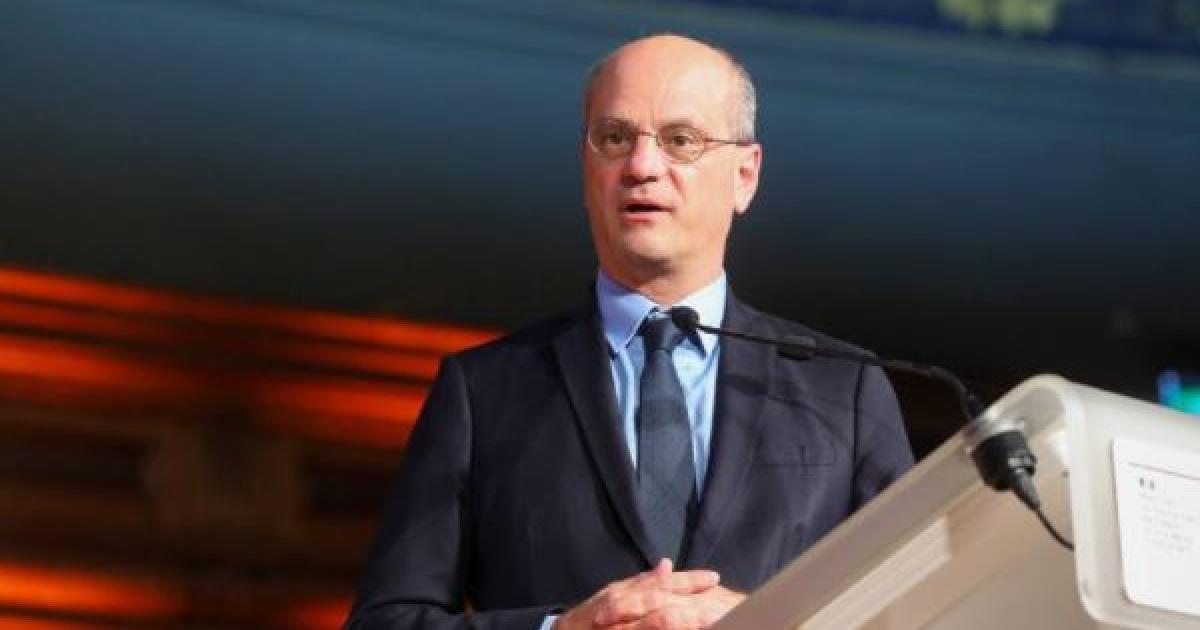     Seuls les élèves non vaccinés à distance s'il y a un cas de Covid dans une classe, annonce Blanquer

