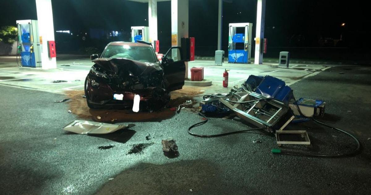     Une voiture percute une pompe à essence à Petit-Bourg 

