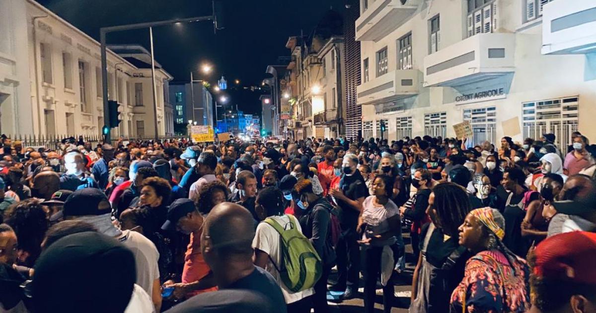     [VIDÉO] Plus de 500 personnes devant la Préfecture contre le vaccin obligatoire et le couvre-feu

