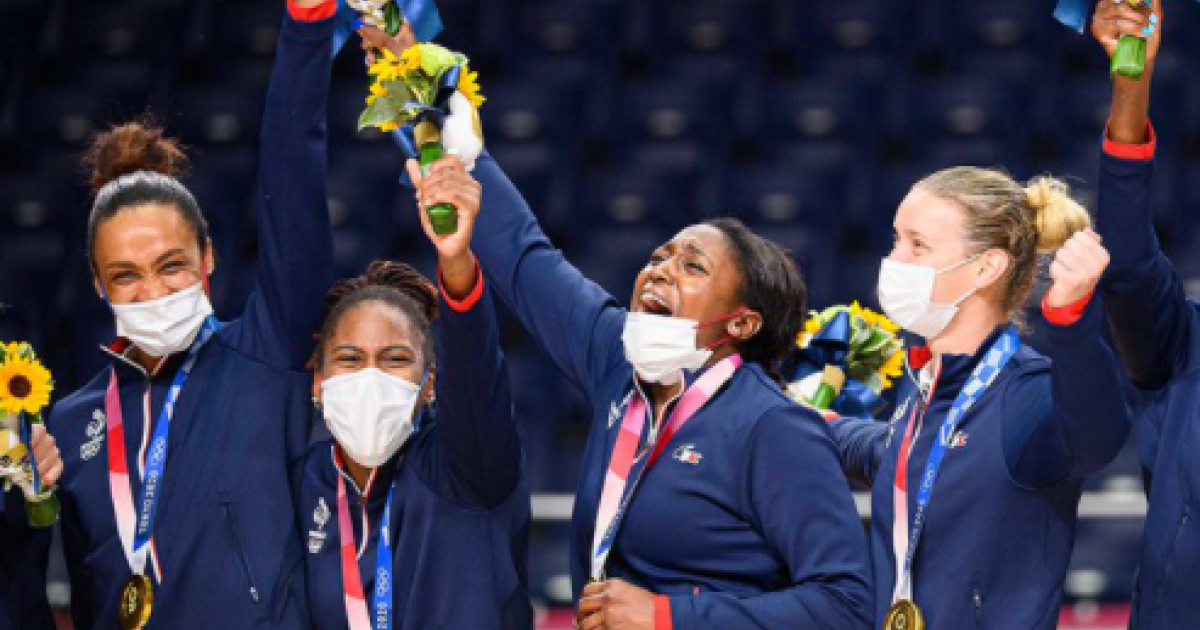     Les handballeuses françaises, menées par la Martiniquaise Coralie Lassource, sacrées championnes olympiques

