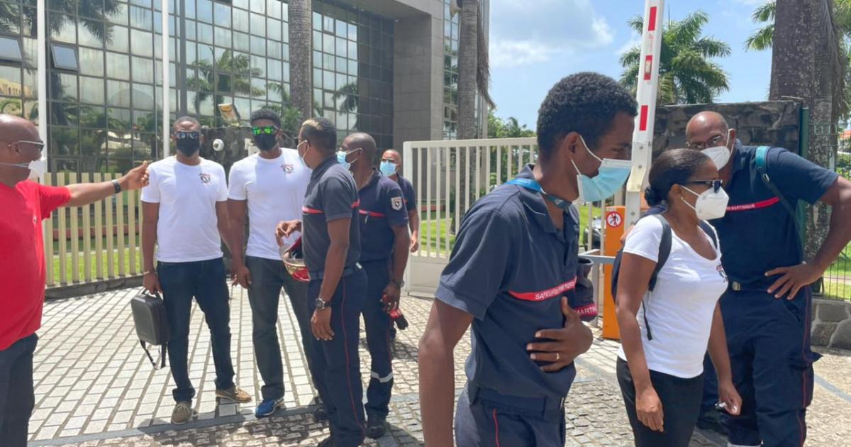     Des manifestants rassemblés devant la CTM pour dire leur opposition à l'obligation vaccinale

