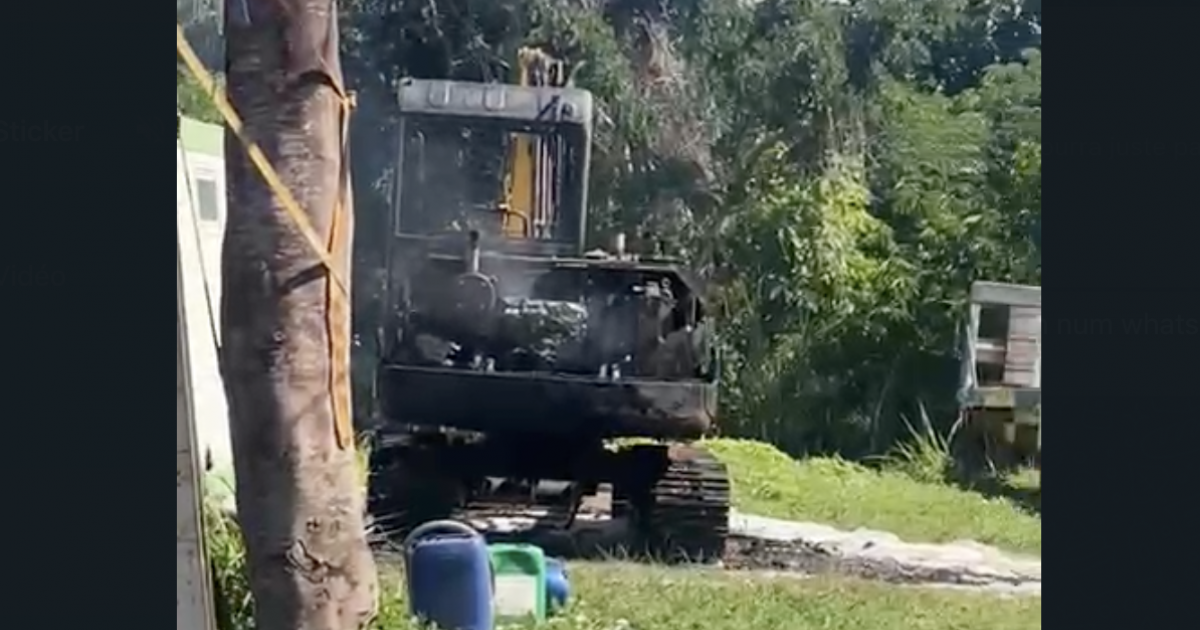     Les engins de formation d'un jeune entrepreneur martiniquais incendiés à Saint-Pierre

