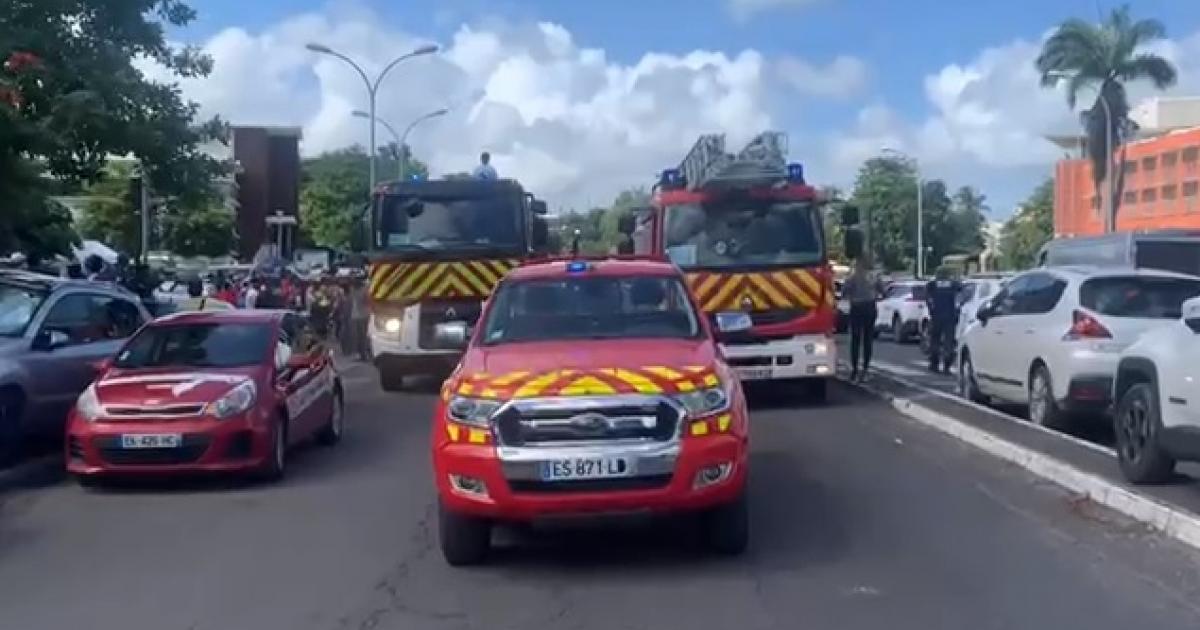     Les pompiers grévistes bloquent le pont de la Gabarre 

