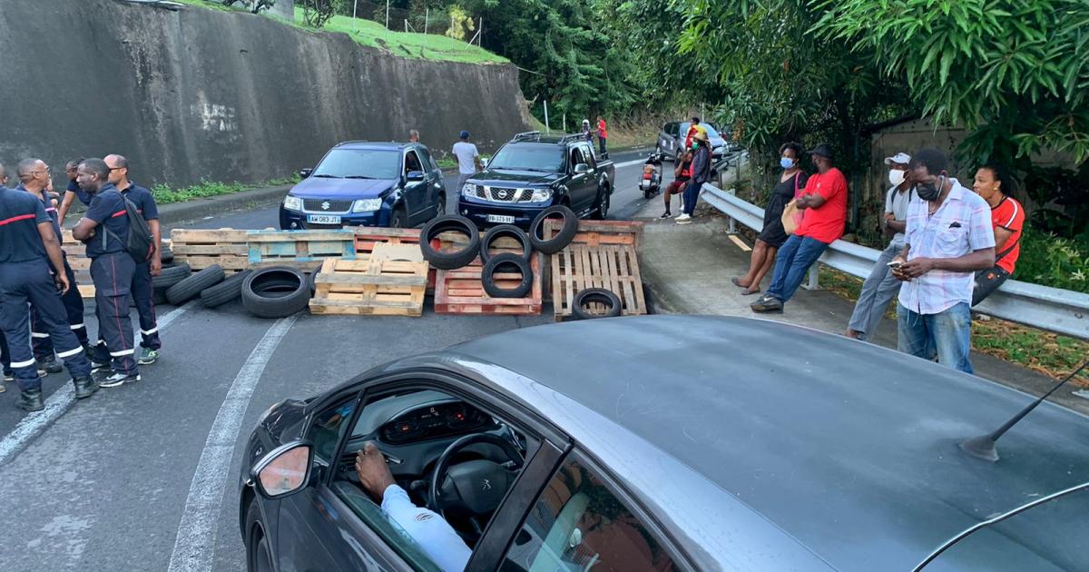     La Martinique paralysée par des barrages routiers

