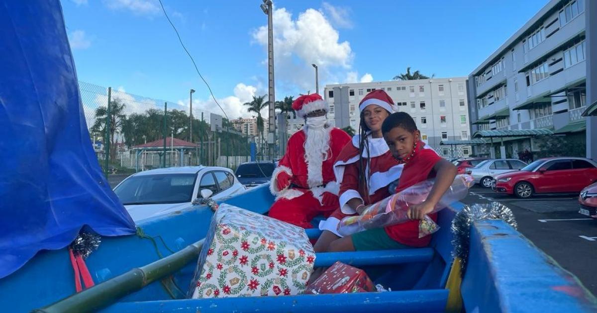     [VIDEO] Un Père Noël itinérant en yole réjouit les enfants du quartier de Dillon

